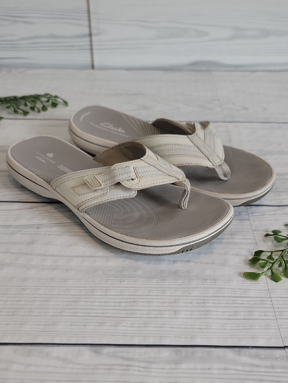 Clarks Breeze Sea Cloudsteppers Women's Sandal in White Size 6